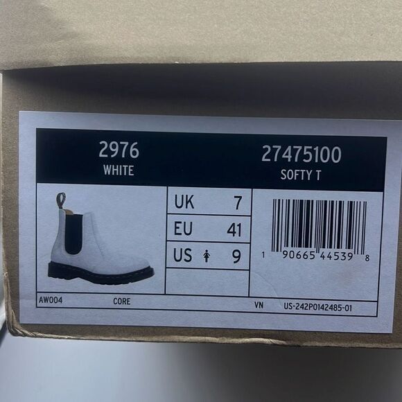 Dr. Martens Women's 2976 Chelsea Boot Leather Boots- NWB- Women Size 9 | Eur 41 - Picture 4 of 10